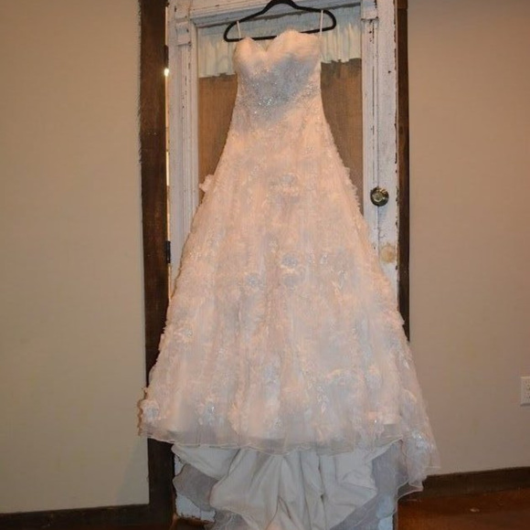 Wedding Dress - Picture 1 of 6